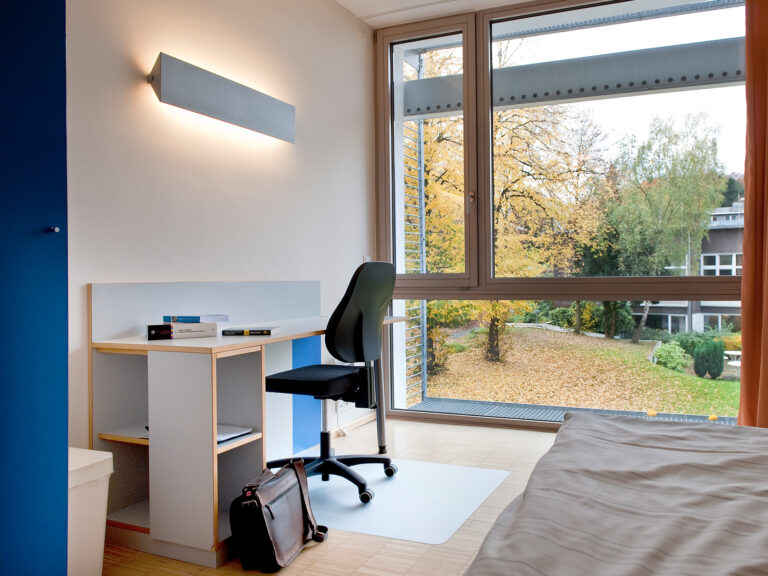 Doppelzimmer in der Bildungsherberge in Hagen mit Blick auf einen Schreibtisch und nach draußen